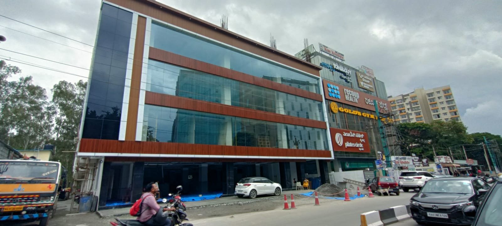 Contemporary Retail Complex Facade, exterior works by Dhrithi Infra