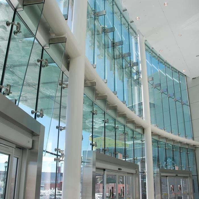 Fin spider glazing with structural glass fins