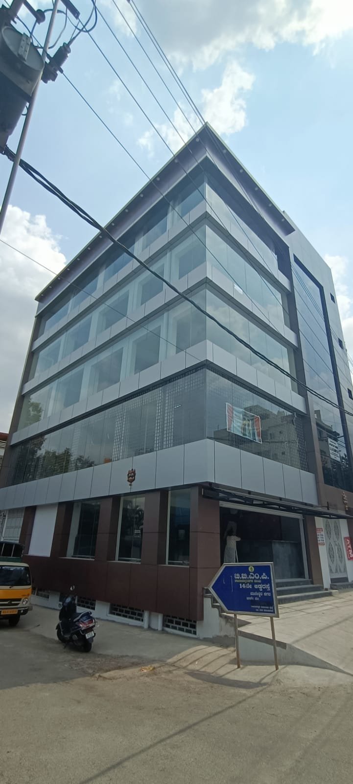 Minimalist Commercial Building Exterior, exterior works by Dhrithi Infra