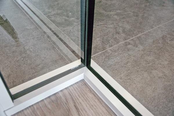 Structural silicone joint between glass panels