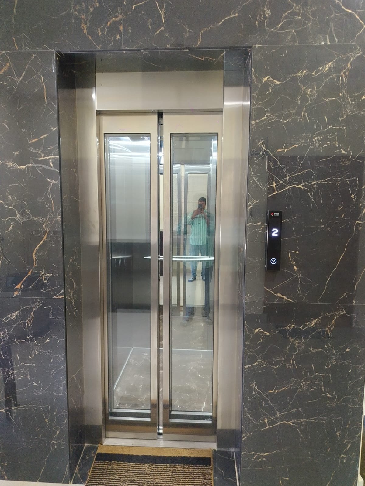 Modern Home Lift Installation Glass Cabin, home lifts by Dhrithi Infra